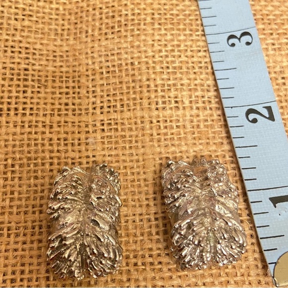 Vintage Art Deco Silver Pointy Feathers Raised Half Circular Pierced Earrings. - Picture 3 of 5
